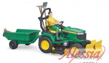 BRUDER - JOHN DEERE TRATTORE TOSAERBA CON RIMORCHIO E GIARDINIERE BRUDER